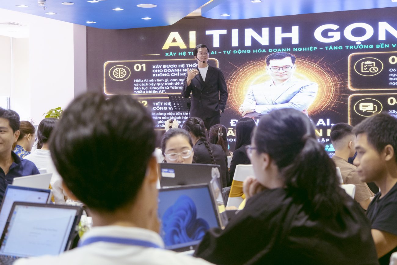 Lê Đặng Minh Nhật giảng AI Tinh Gọn trên sân khấu