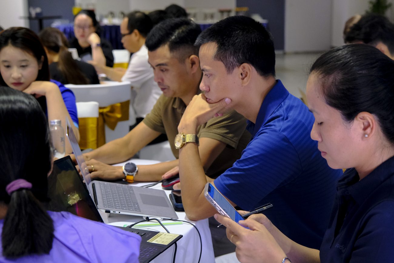 Học viên doanh nghiệp thực hành AI trên laptop