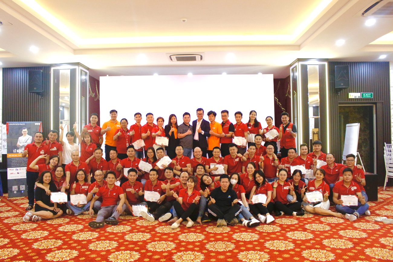 Học viên doanh nghiệp nhận chứng nhận